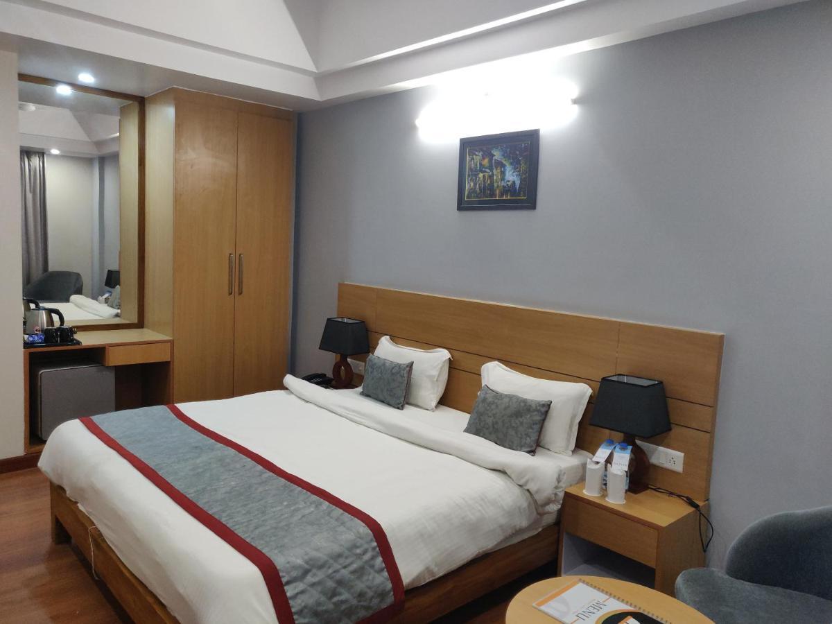Hotel Sarvin Lucknow Buitenkant foto