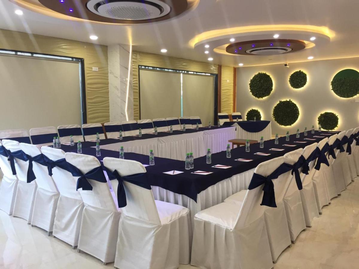 Hotel Sarvin Lucknow Buitenkant foto