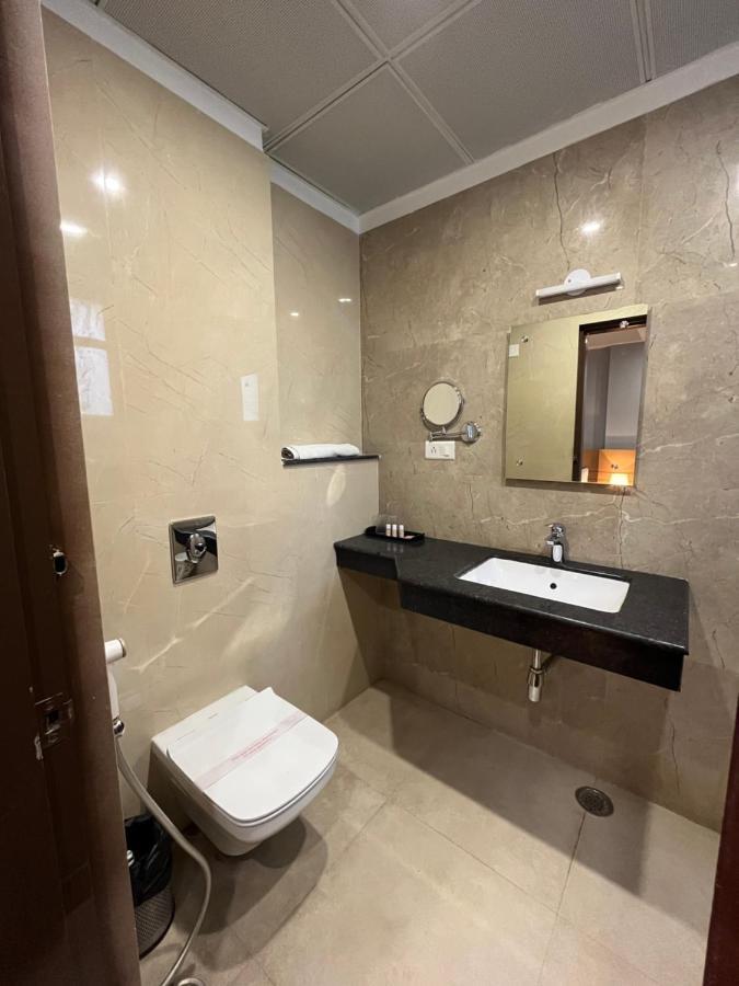 Hotel Sarvin Lucknow Buitenkant foto